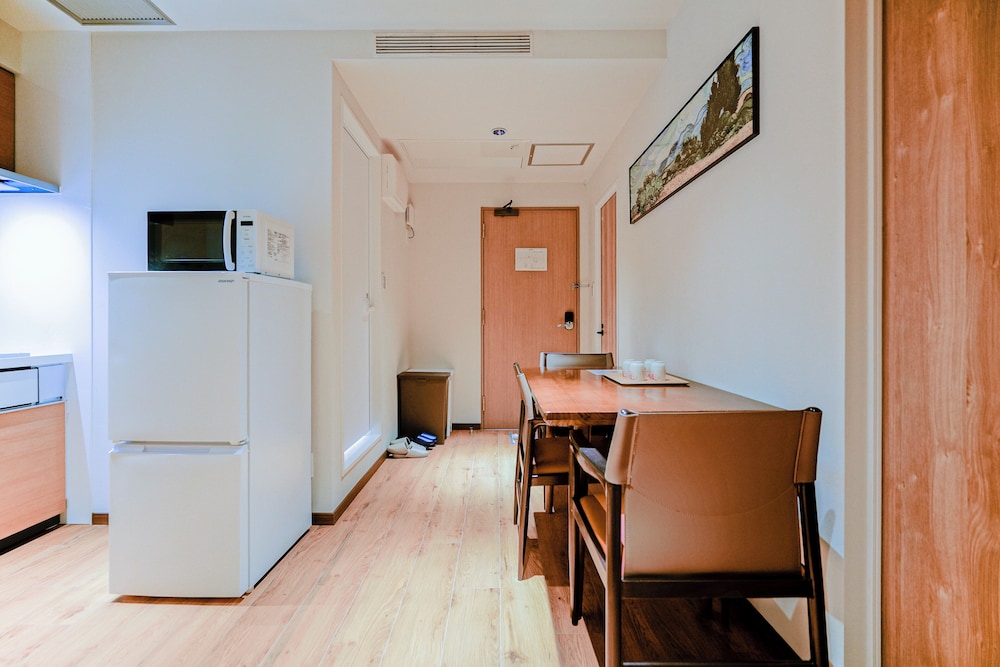 クラシック 4 人部屋 ダブルベッド 2 台 禁煙 専用バスルーム 客室内のダイニングエリア3 | 中野ワールドホテル