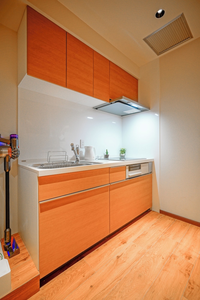 クラシック 4 人部屋 ダブルベッド 2 台 禁煙 専用バスルーム 専用キッチン6 | 中野ワールドホテル