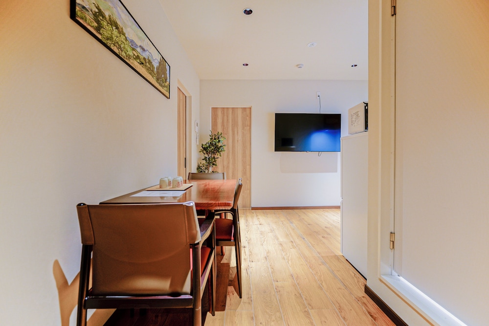 クラシック 4 人部屋 ダブルベッド 2 台 禁煙 専用バスルーム | 中野ワールドホテル