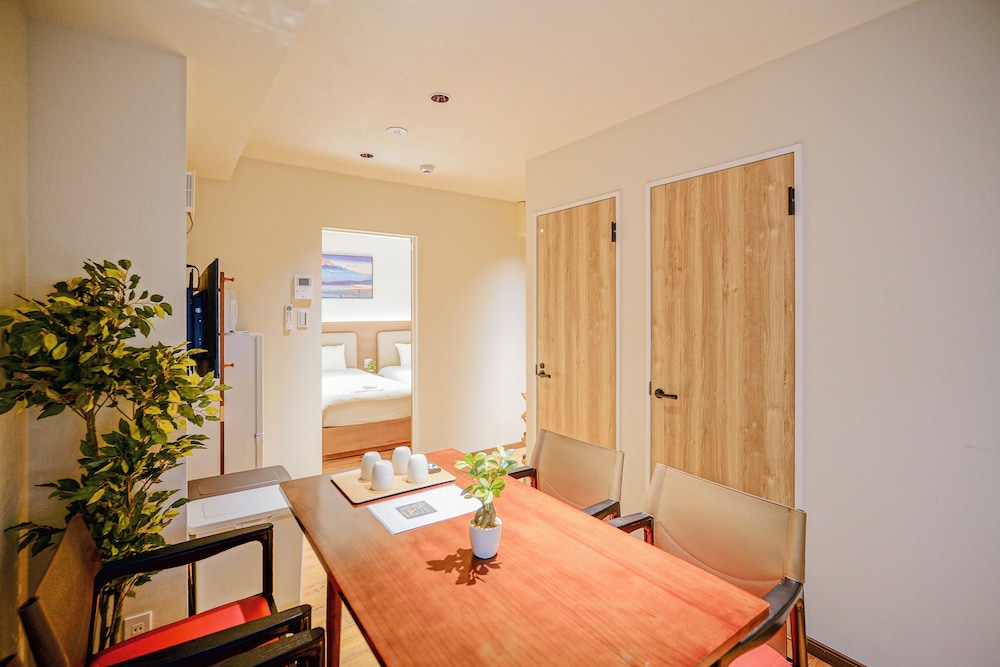 ベーシック トリプルルーム シングルベッド 3 台 禁煙 専用バスルーム 客室内のダイニングエリア4 | 中野ワールドホテル