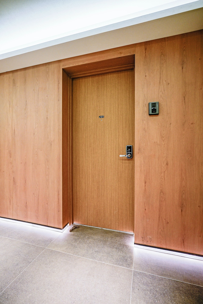 ベーシック トリプルルーム シングルベッド 3 台 禁煙 専用バスルーム 客室3 | 中野ワールドホテル