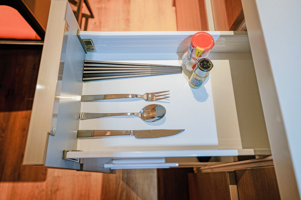 ベーシック トリプルルーム シングルベッド 3 台 禁煙 専用バスルーム 客室の設備とサービス2 | 中野ワールドホテル