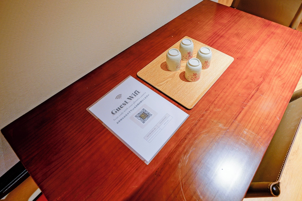 クラシック 4 人部屋 ダブルベッド 2 台 禁煙 専用バスルーム 客室内のダイニングエリア2 | 中野ワールドホテル