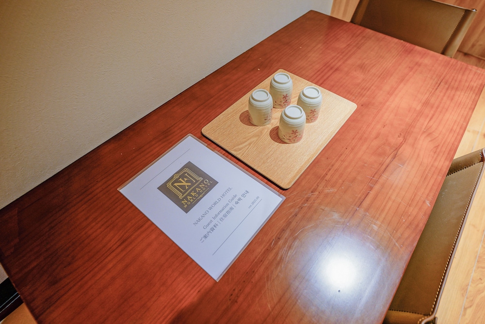 クラシック 4 人部屋 ダブルベッド 2 台 禁煙 専用バスルーム 客室内のダイニングエリア5 | 中野ワールドホテル