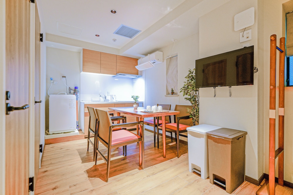 ベーシック トリプルルーム シングルベッド 3 台 禁煙 専用バスルーム 客室内のダイニングエリア1 | 中野ワールドホテル
