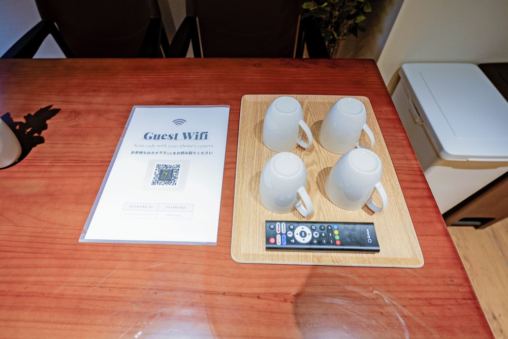 ベーシック トリプルルーム シングルベッド 3 台 禁煙 専用バスルーム 客室内のダイニングエリア3 | 中野ワールドホテル