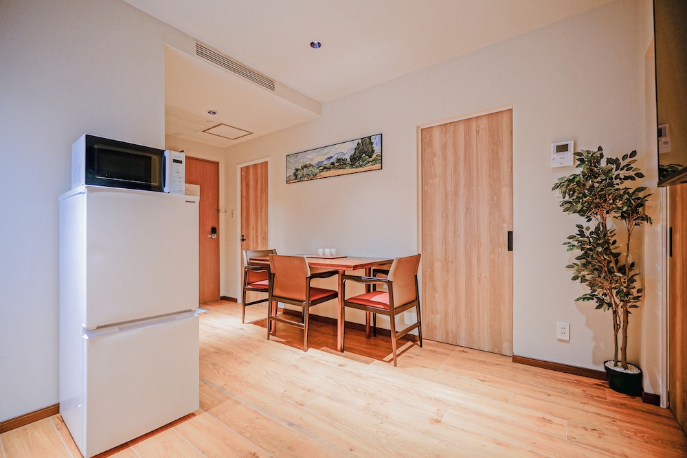 クラシック 4 人部屋 ダブルベッド 2 台 禁煙 専用バスルーム 客室内のダイニングエリア4 | 中野ワールドホテル