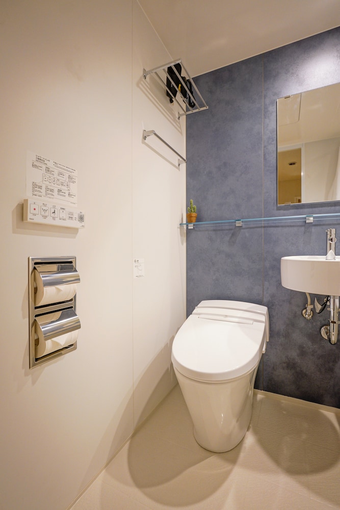 クラシック 4 人部屋 ダブルベッド 2 台 禁煙 専用バスルーム バスルームの設備2 | 中野ワールドホテル