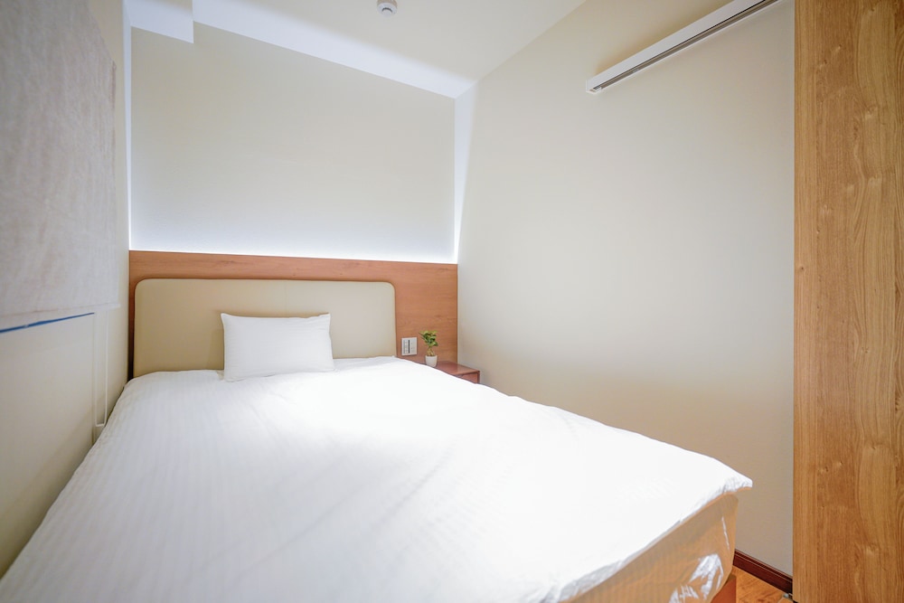 クラシック 4 人部屋 ダブルベッド 2 台 禁煙 専用バスルーム 客室5 | 中野ワールドホテル