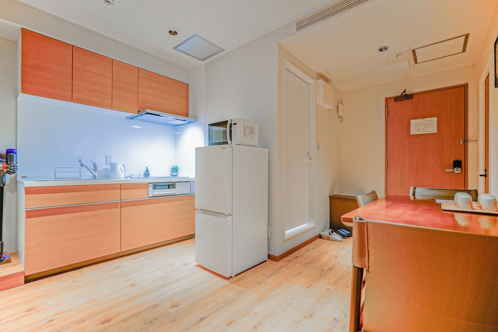 クラシック 4 人部屋 ダブルベッド 2 台 禁煙 専用バスルーム 客室内のダイニングエリア1 | 中野ワールドホテル