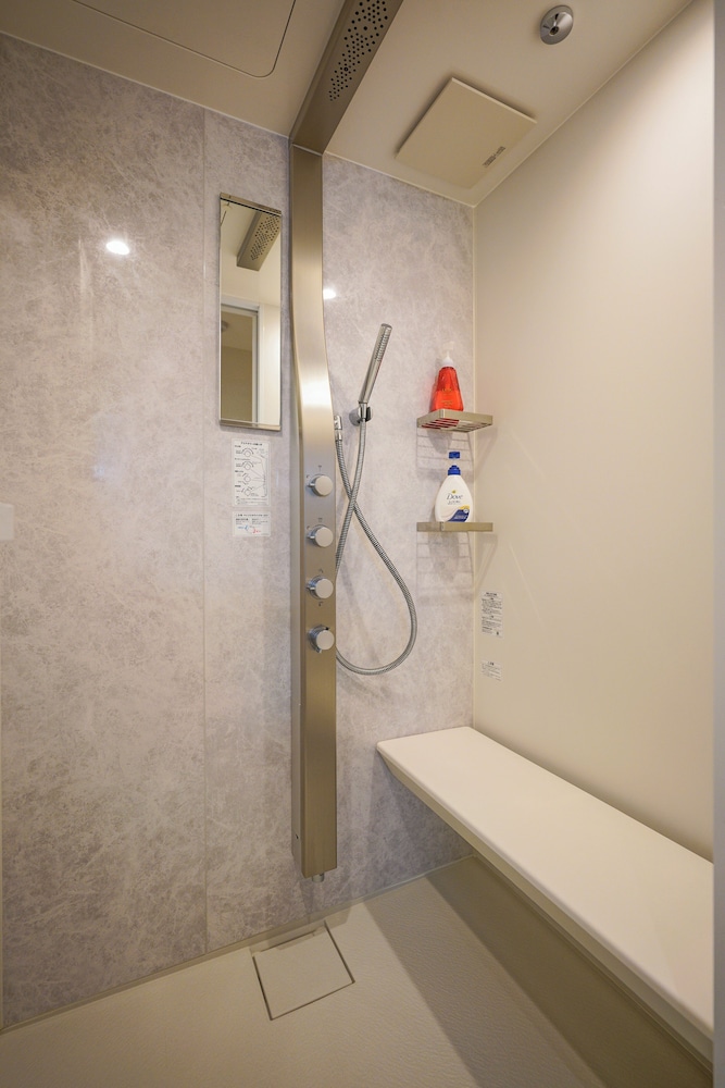 デラックス スイート 2 ベッドルーム 専用バスルーム シティビュー バスルームのシャワー1 | 中野ワールドホテル