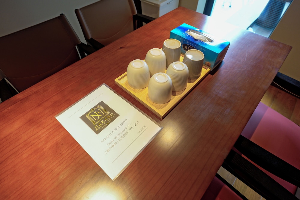 デラックス スイート 2 ベッドルーム 専用バスルーム シティビュー 客室内のダイニングエリア1 | 中野ワールドホテル