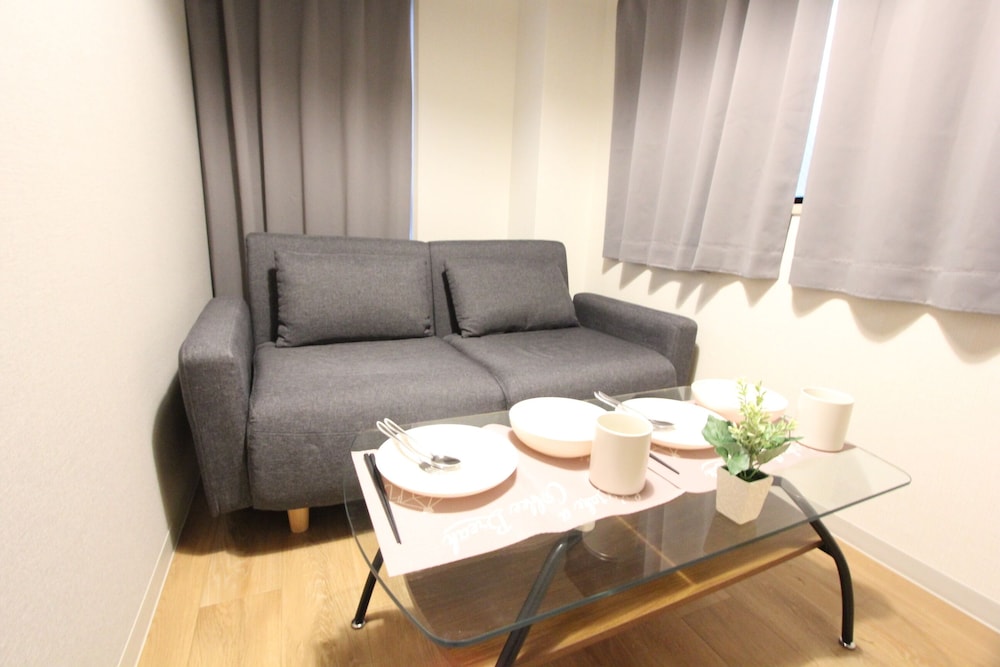 ビジネス トリプルルーム 客室内のダイニングエリア1 | LUANA HOTEL 池袋東長崎