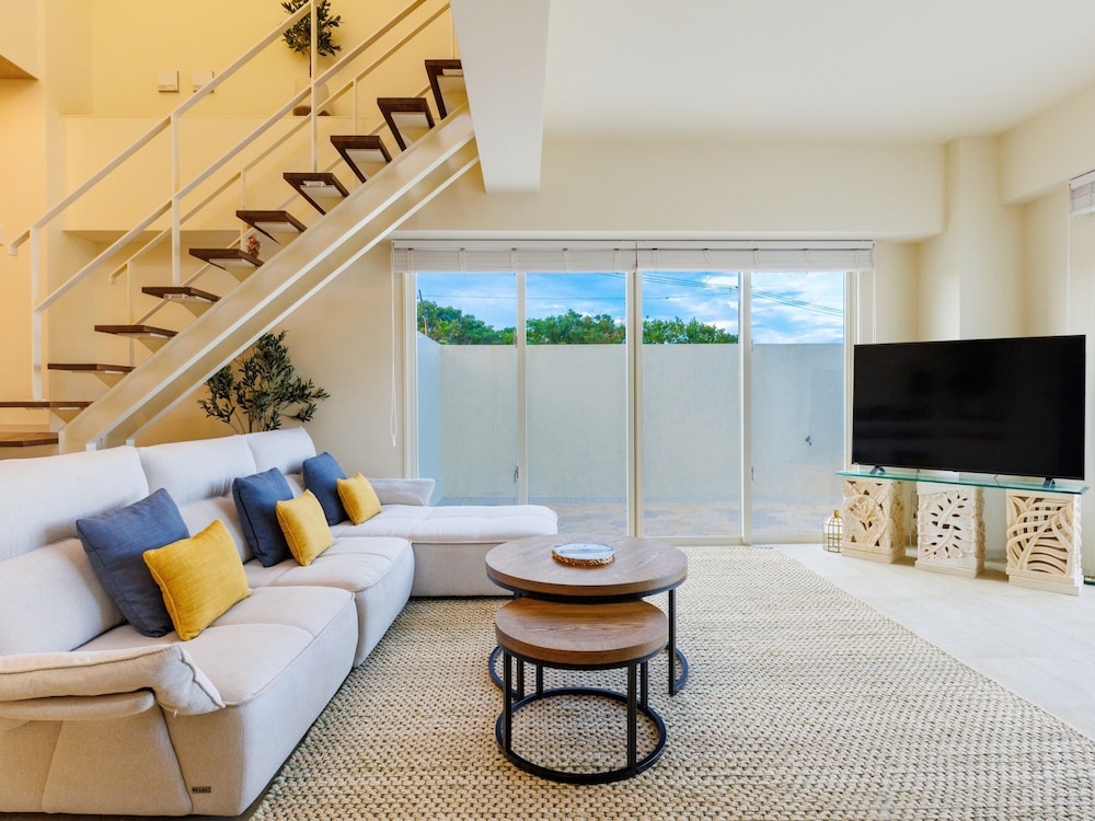 ラグジュアリー ヴィラ キングベッド 1 台 バルコニー オーシャンビュー リビング エリア1 | Resort Villa KAPUKA 古宇利島