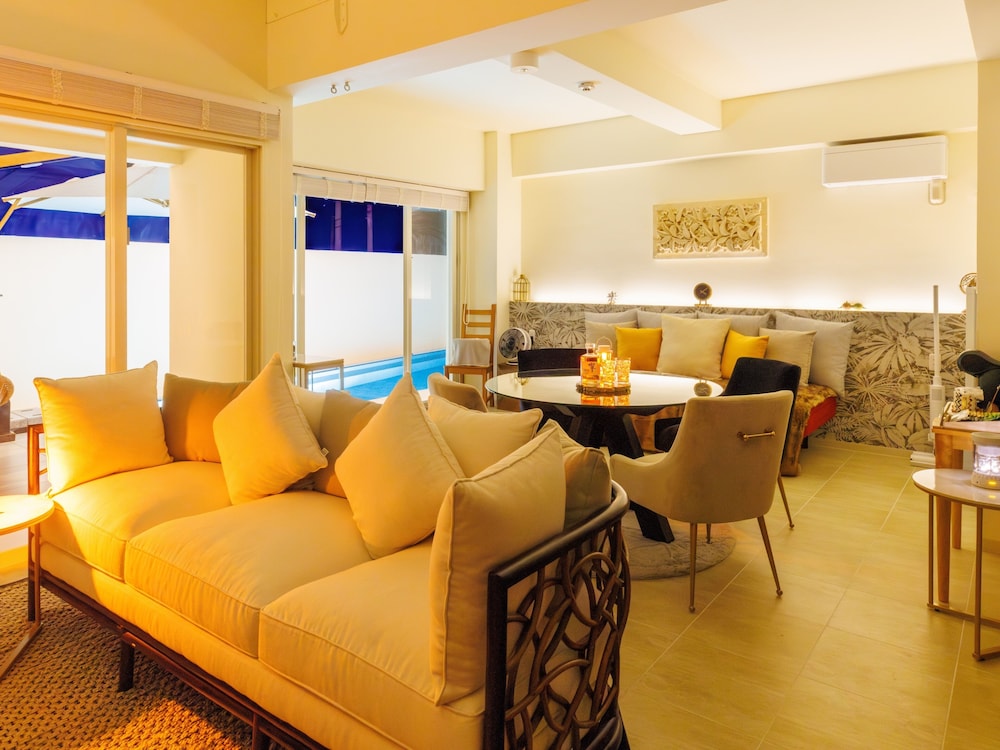 ラグジュアリー ヴィラ キングベッド 1 台 バルコニー オーシャンビュー 客室7 | Resort Villa KAPUKA 古宇利島