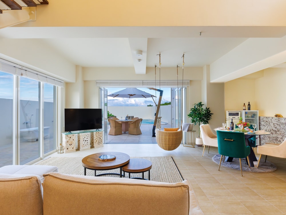 ラグジュアリー ヴィラ キングベッド 1 台 バルコニー オーシャンビュー 客室内のダイニングエリア0 | Resort Villa KAPUKA 古宇利島