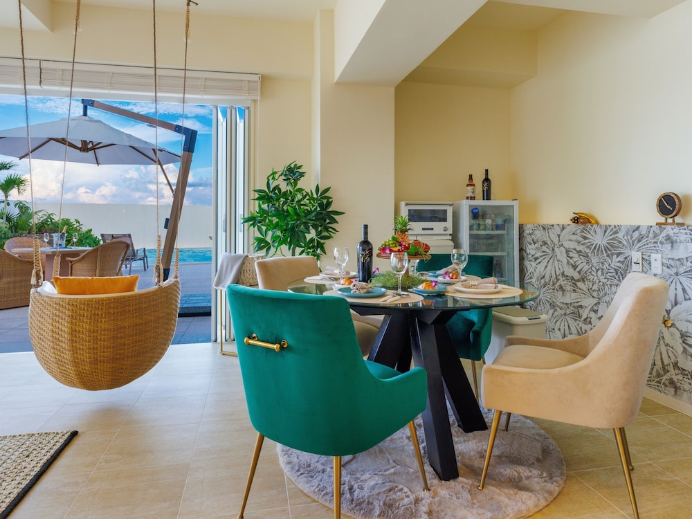 ラグジュアリー ヴィラ キングベッド 1 台 バルコニー オーシャンビュー 内装2 | Resort Villa KAPUKA 古宇利島