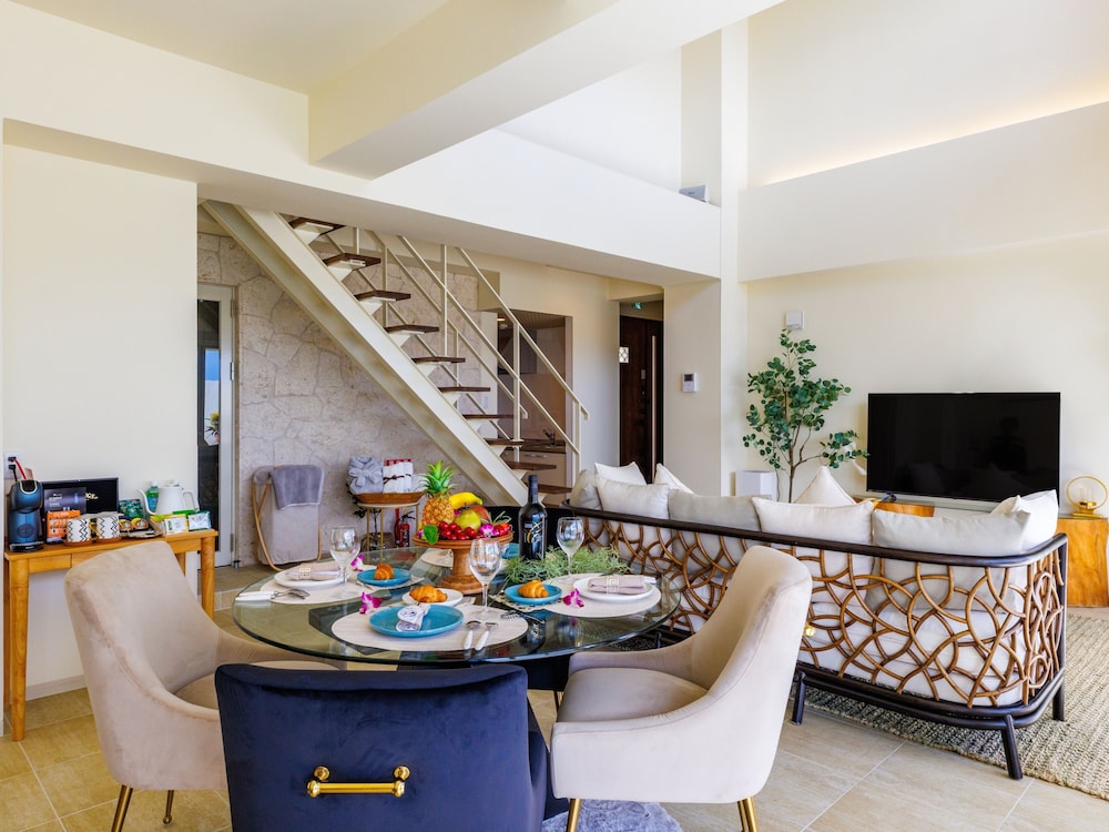 ラグジュアリー ヴィラ キングベッド 1 台 バルコニー オーシャンビュー 客室6 | Resort Villa KAPUKA 古宇利島