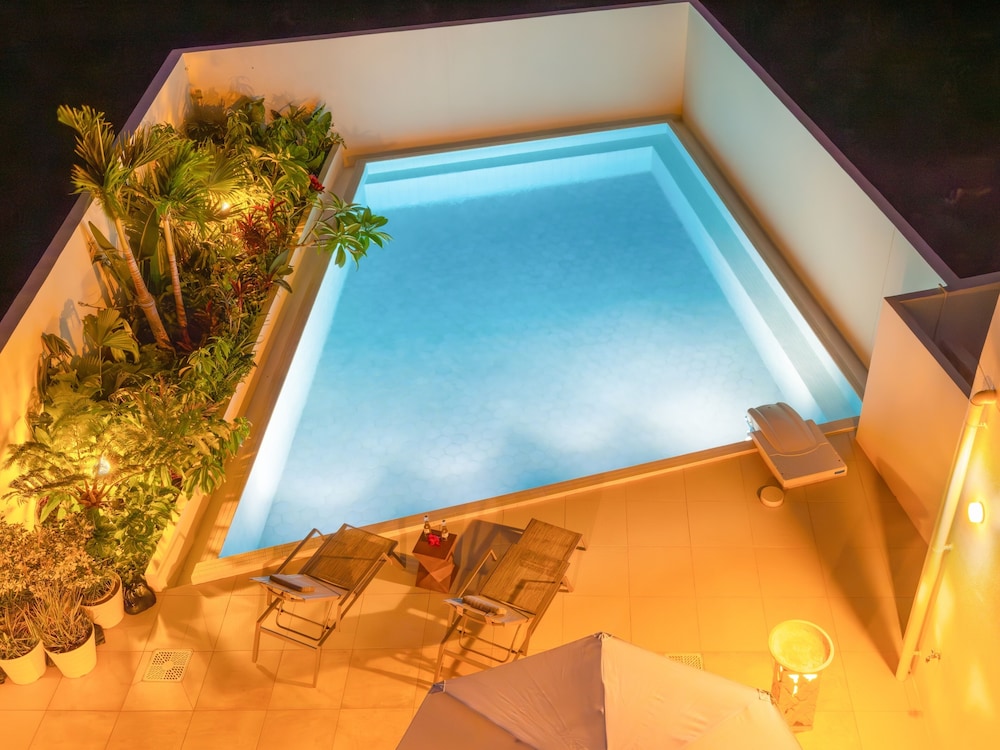 ラグジュアリー ヴィラ キングベッド 1 台 バルコニー オーシャンビュー バルコニーからの眺望1 | Resort Villa KAPUKA 古宇利島