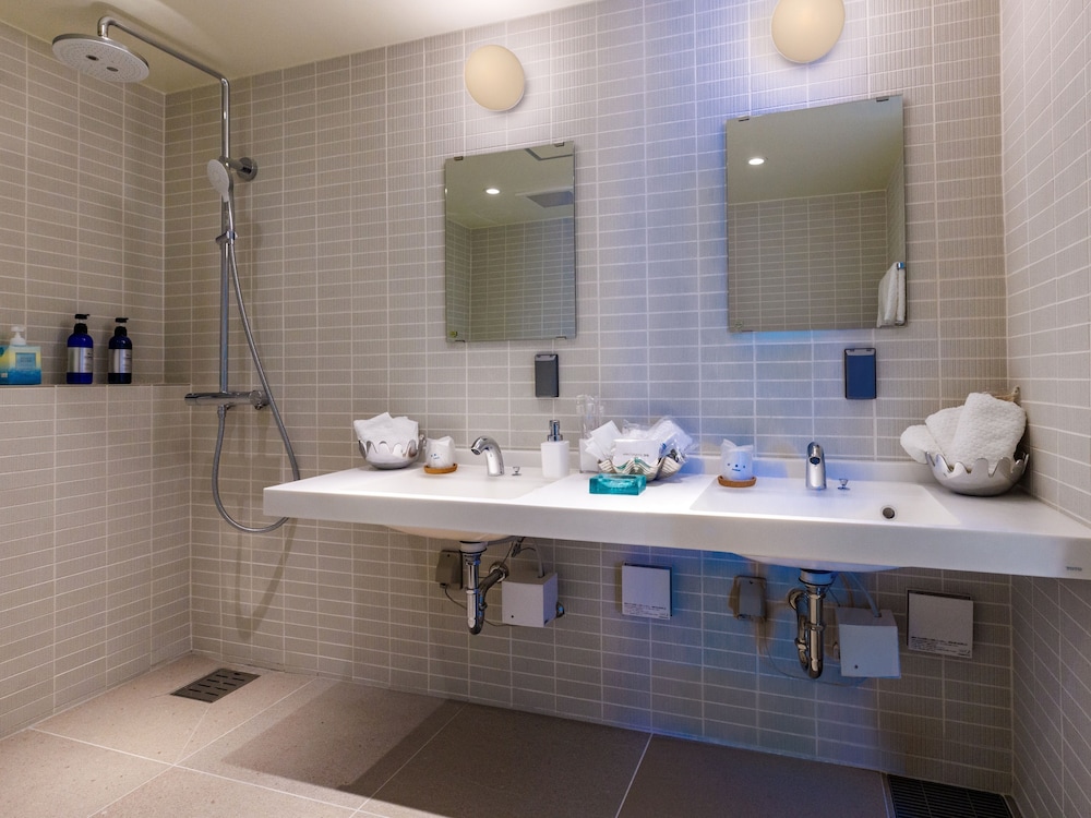 ラグジュアリー ヴィラ バルコニー オーシャンビュー バスルーム2 | Resort Villa KAPUKA 古宇利島