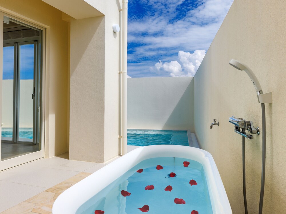 ラグジュアリー ヴィラ バルコニー オーシャンビュー バスルーム0 | Resort Villa KAPUKA 古宇利島