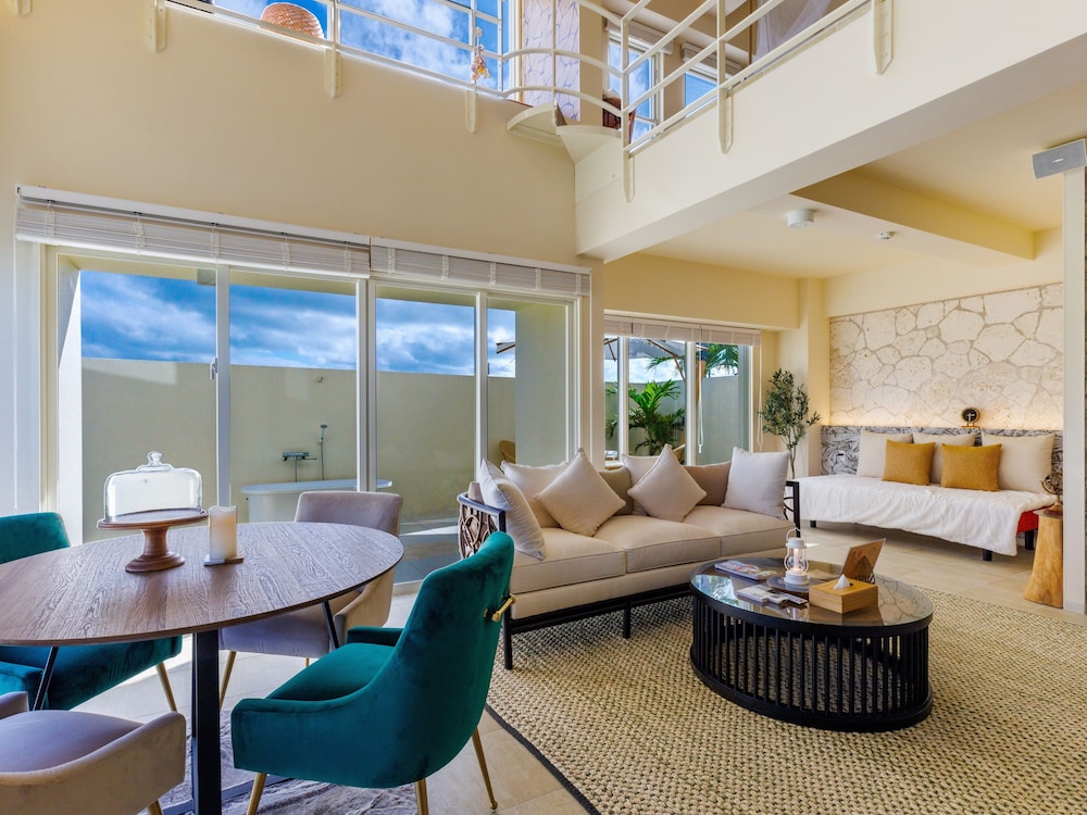 ラグジュアリー ヴィラ バルコニー オーシャンビュー 客室1 | Resort Villa KAPUKA 古宇利島