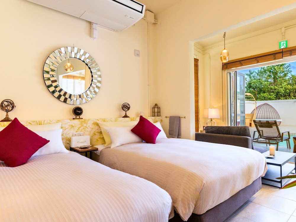 ラグジュアリー ヴィラ ダブルベッド 2 台 禁煙 バルコニー 客室10 | Resort Villa KAPUKA 古宇利島