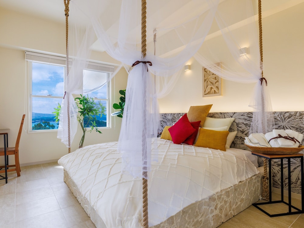 ラグジュアリー ヴィラ キングベッド 1 台 バルコニー オーシャンビュー 客室8 | Resort Villa KAPUKA 古宇利島