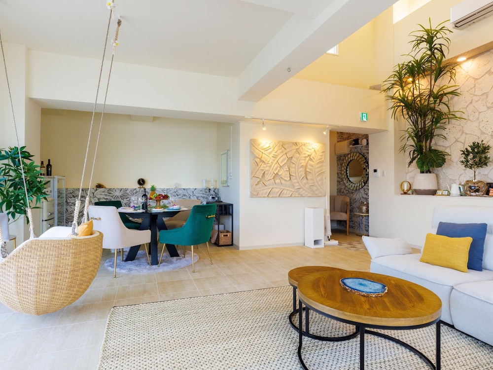 ラグジュアリー ヴィラ キングベッド 1 台 バルコニー オーシャンビュー 内装1 | Resort Villa KAPUKA 古宇利島