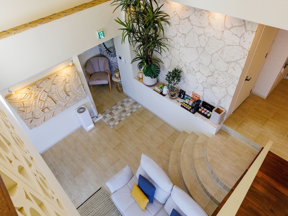 ラグジュアリー ヴィラ キングベッド 1 台 バルコニー オーシャンビュー リビング エリア0 | Resort Villa KAPUKA 古宇利島