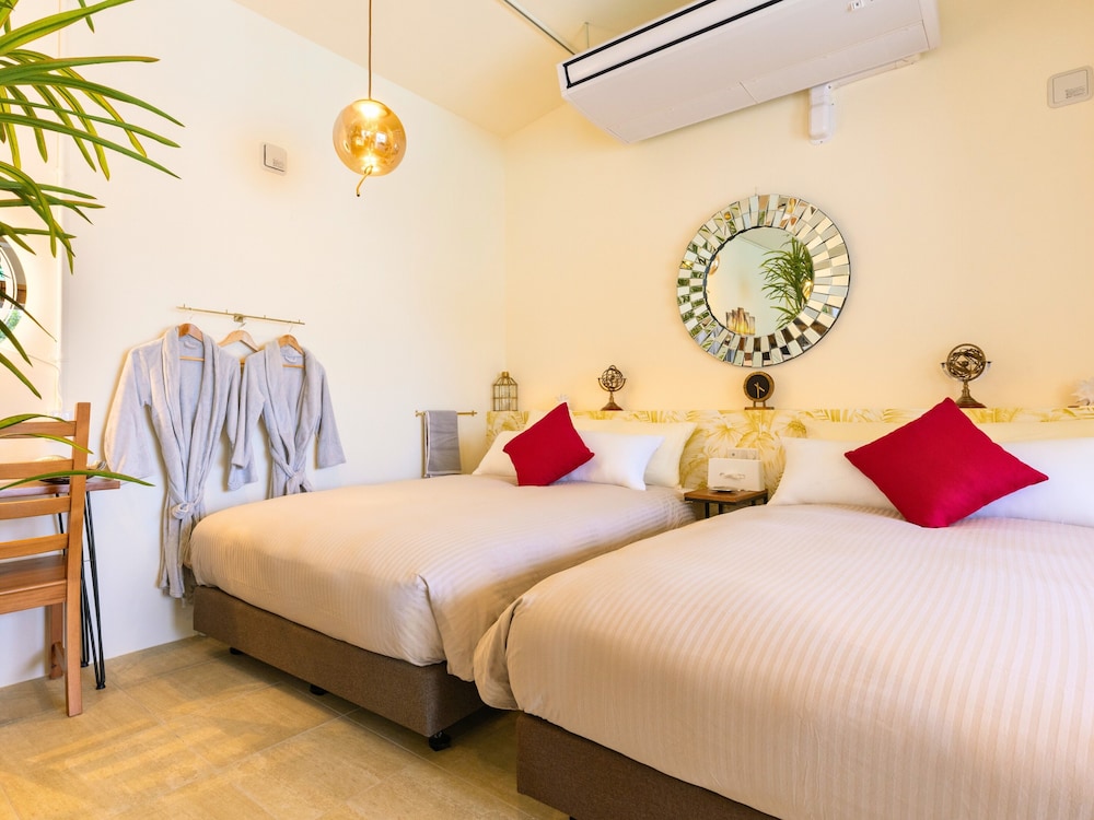 ラグジュアリー ヴィラ ダブルベッド 2 台 禁煙 バルコニー 客室1 | Resort Villa KAPUKA 古宇利島