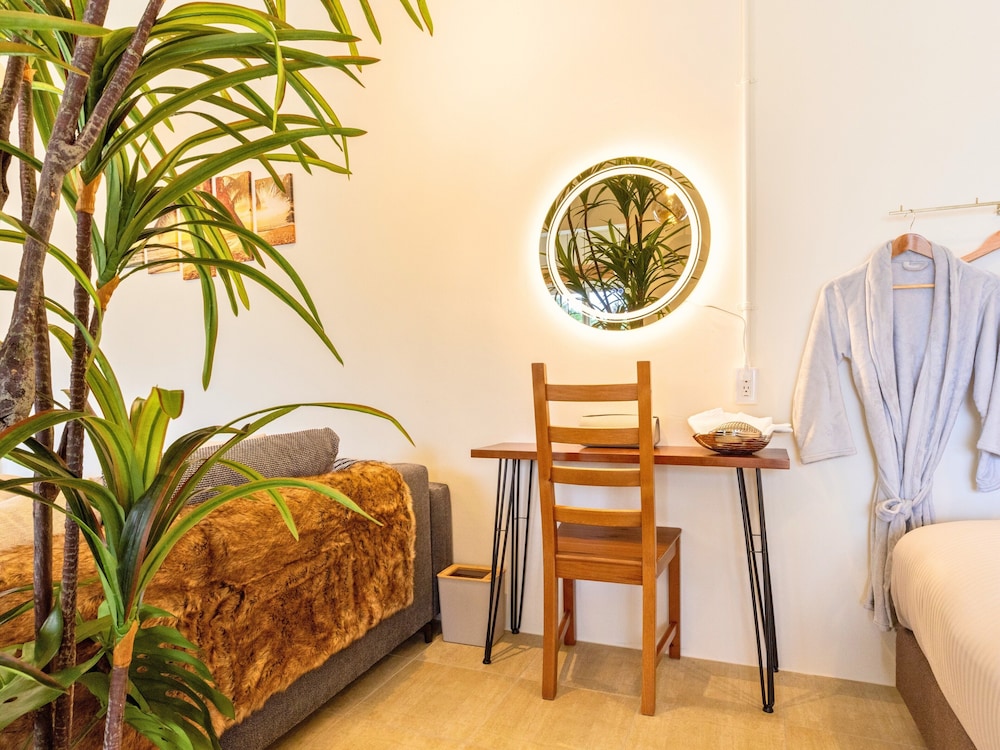 ラグジュアリー ヴィラ ダブルベッド 2 台 禁煙 バルコニー 客室11 | Resort Villa KAPUKA 古宇利島