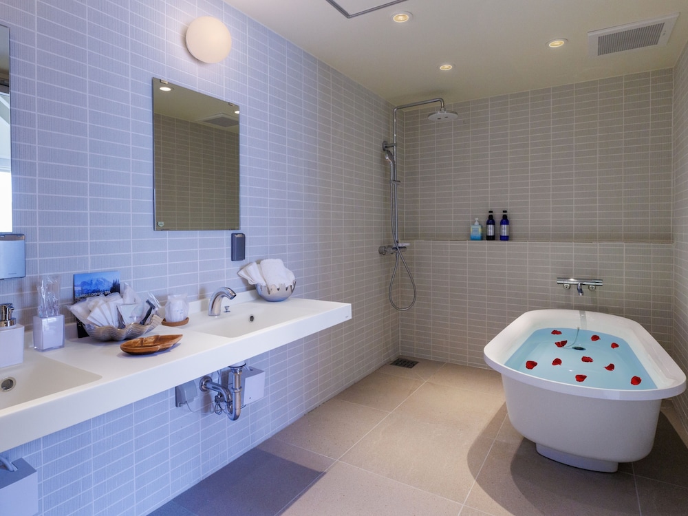 ラグジュアリー ヴィラ バルコニー オーシャンビュー バスルーム6 | Resort Villa KAPUKA 古宇利島