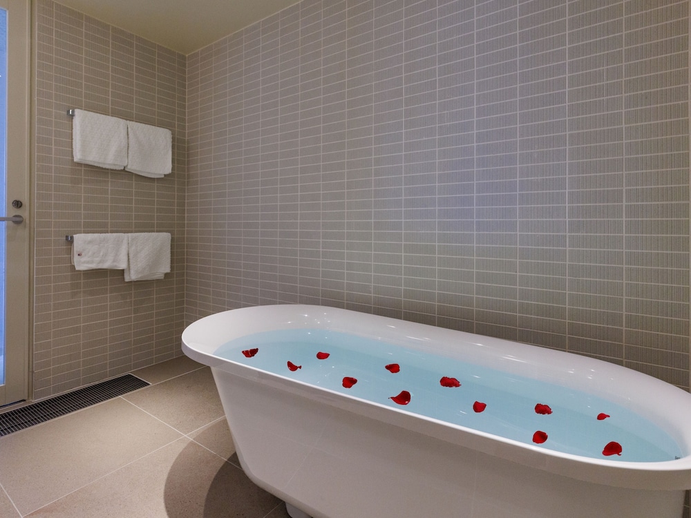 ラグジュアリー ヴィラ バルコニー オーシャンビュー バスルーム4 | Resort Villa KAPUKA 古宇利島