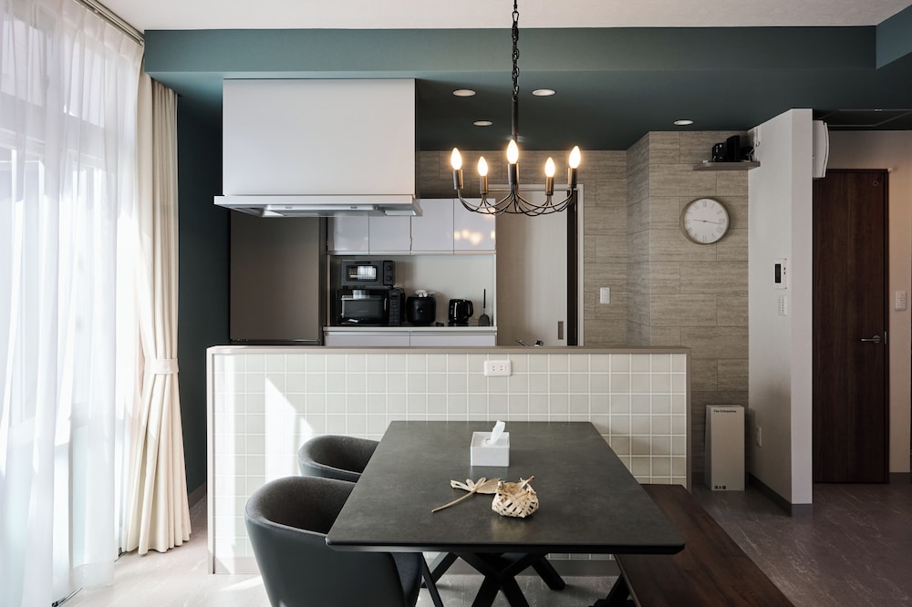 ハウス 客室内のダイニングエリア0 | Casa YONNA Chatan