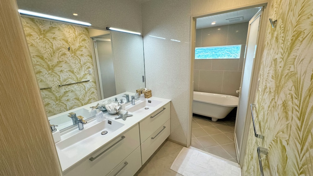 ラグジュアリー ヴィラ プライベートプール オーシャンビュー バスルーム0 | Resort Villa KAPUKA 瀬底島