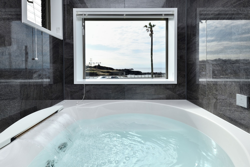 ベーシック 4 人部屋 ラナイ オーシャンビュー バスルーム0 | Auberge Suehiro (オーベルジュ スエヒロ)