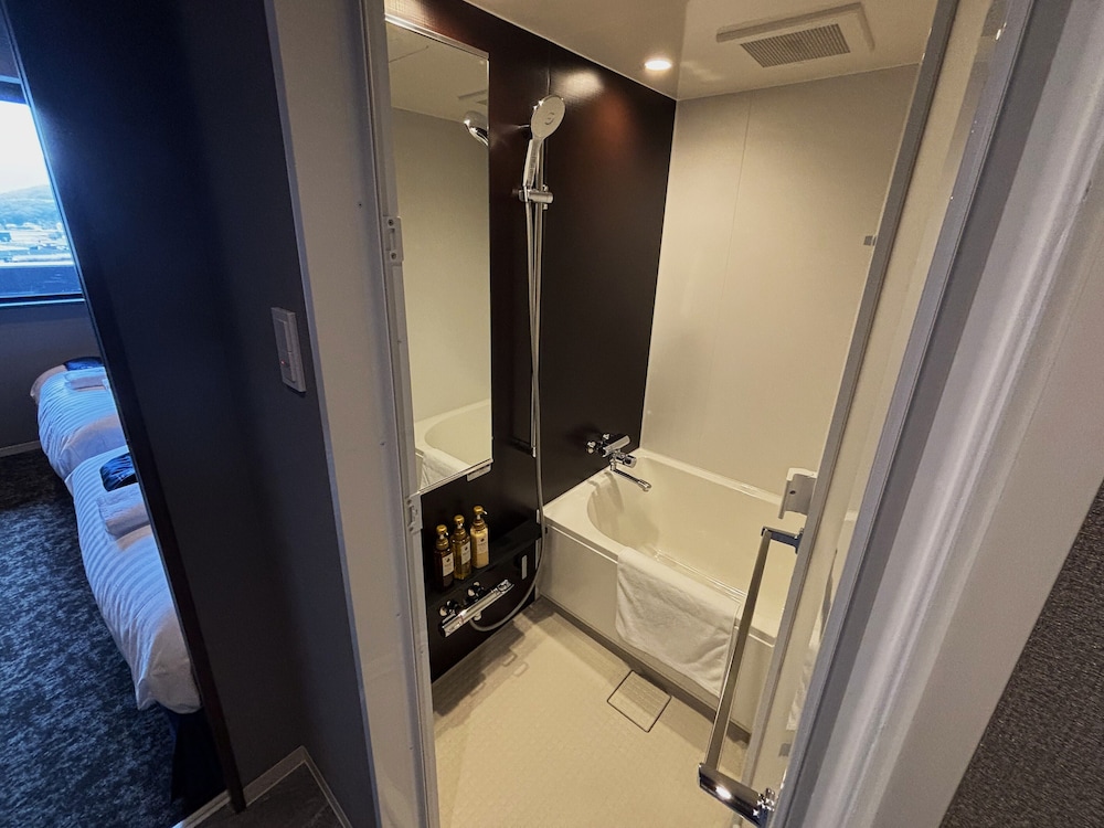 ツインルーム ダブルベッド 2 台 禁煙 バスルーム0 | 宇佐グランドホテル