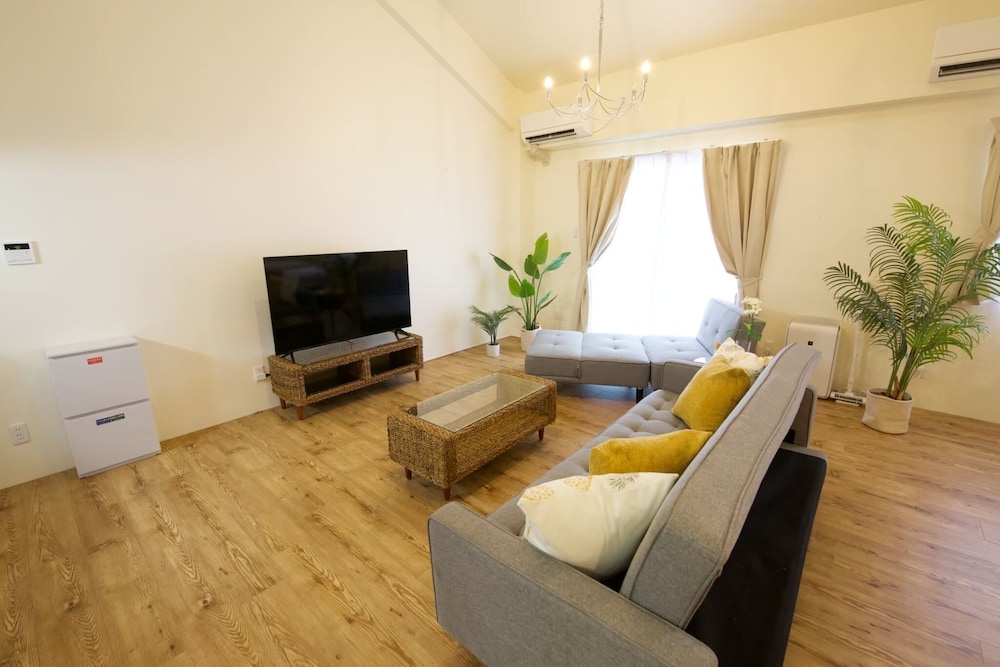 アパートメント リビング エリア1 | Fusaki Resort ISHIGAKI 202