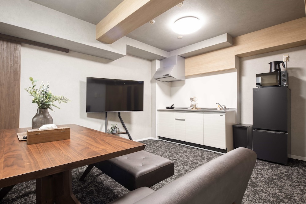 ファミリー ツインルーム バルコニー シティビュー リビングルーム2 | b&Namba1