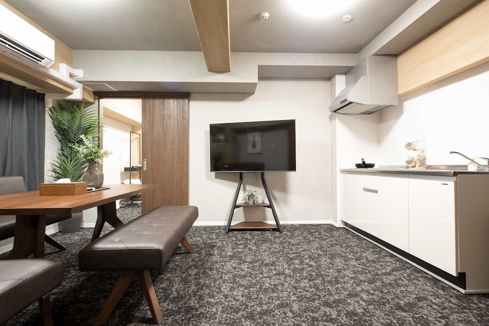 ファミリー ツインルーム バルコニー シティビュー リビングルーム1 | b&Namba1