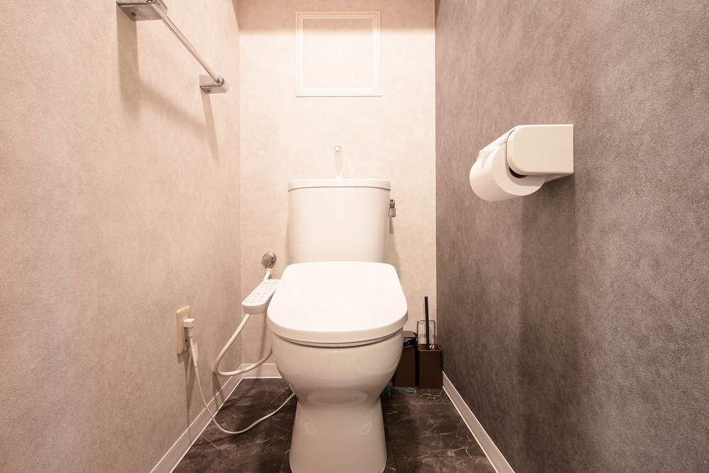 ファミリー ツインルーム バルコニー シティビュー バスルームのシンク1 | b&Namba1