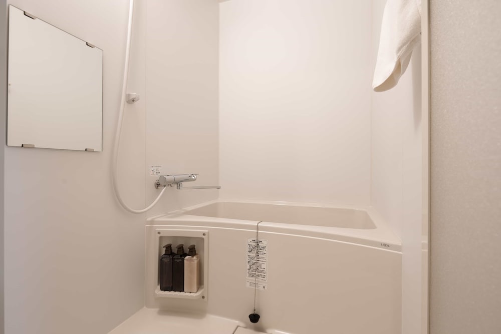 ファミリー ツインルーム バルコニー シティビュー バスルーム0 | b&Namba1