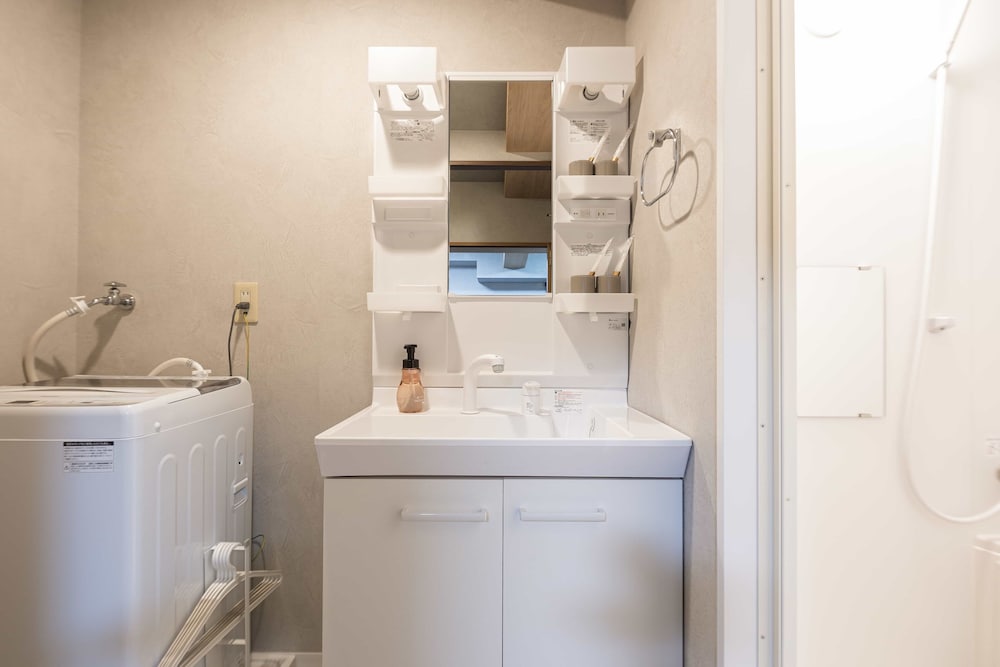 ファミリー ツインルーム バルコニー シティビュー バスルームのシンク0 | b&Namba1