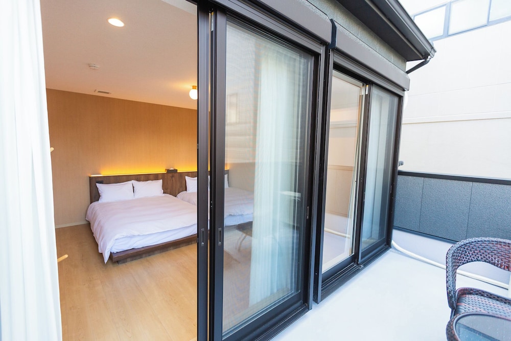 デラックス ヴィラ コートヤードビュー 客室3 | b&FLAT-Hanazono