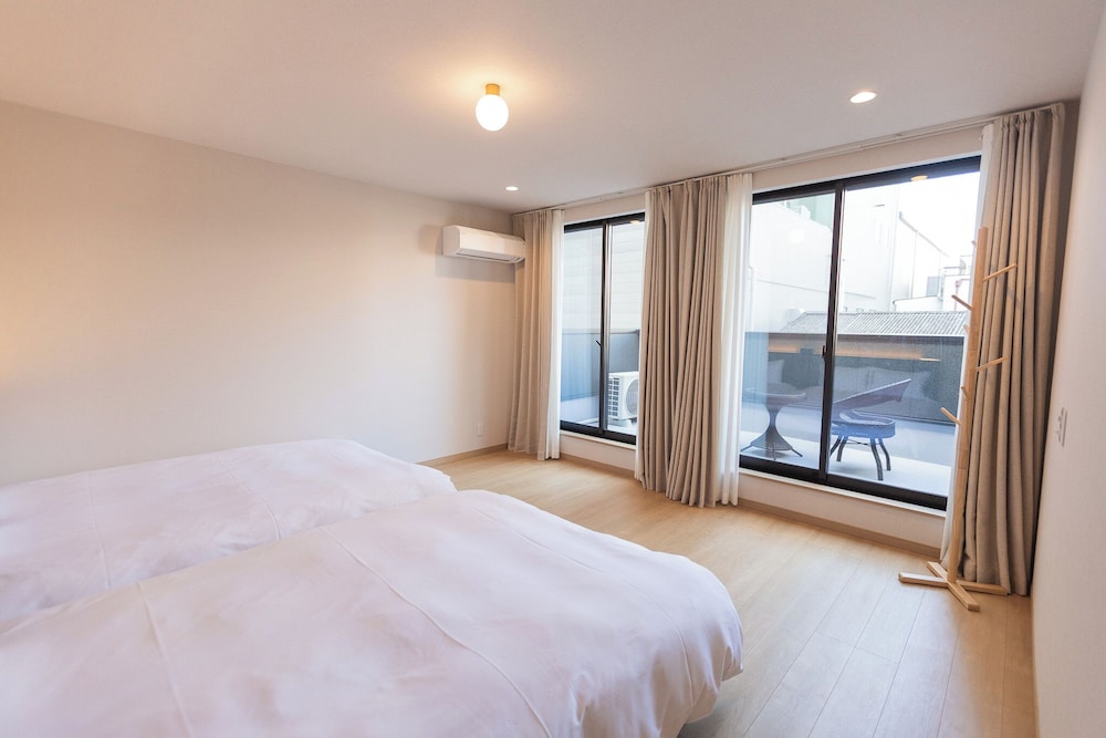 デラックス ヴィラ コートヤードビュー 客室2 | b&FLAT-Hanazono