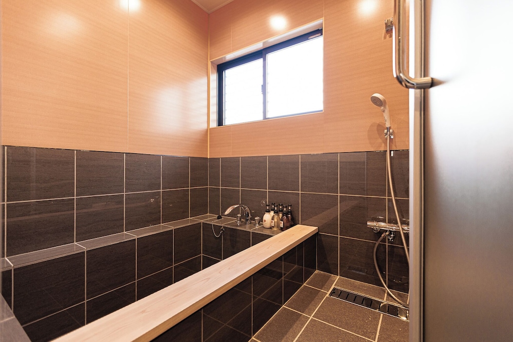 デラックス ヴィラ コートヤードビュー バスルーム1 | b&FLAT-Hanazono