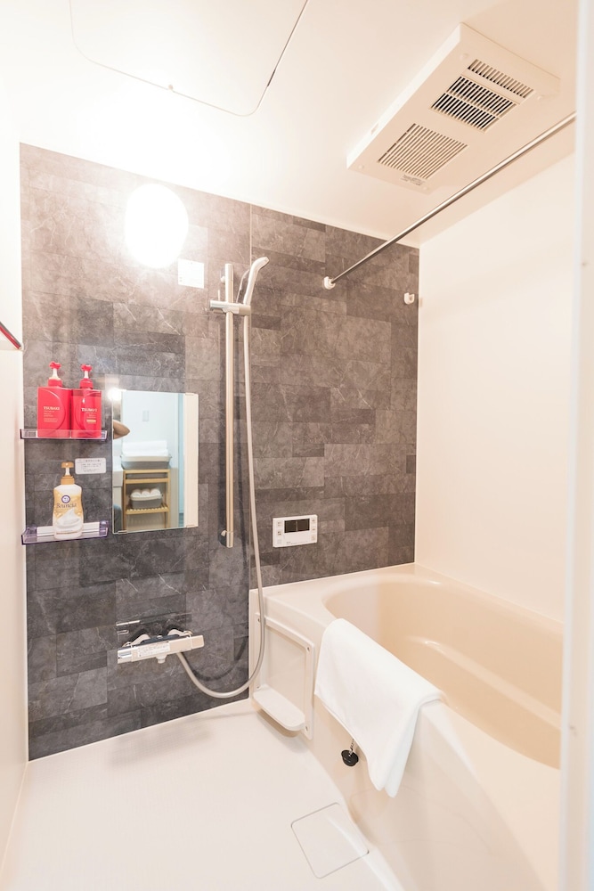 デラックス ルーム バルコニー シティビュー バスルーム2 | b&岸里店