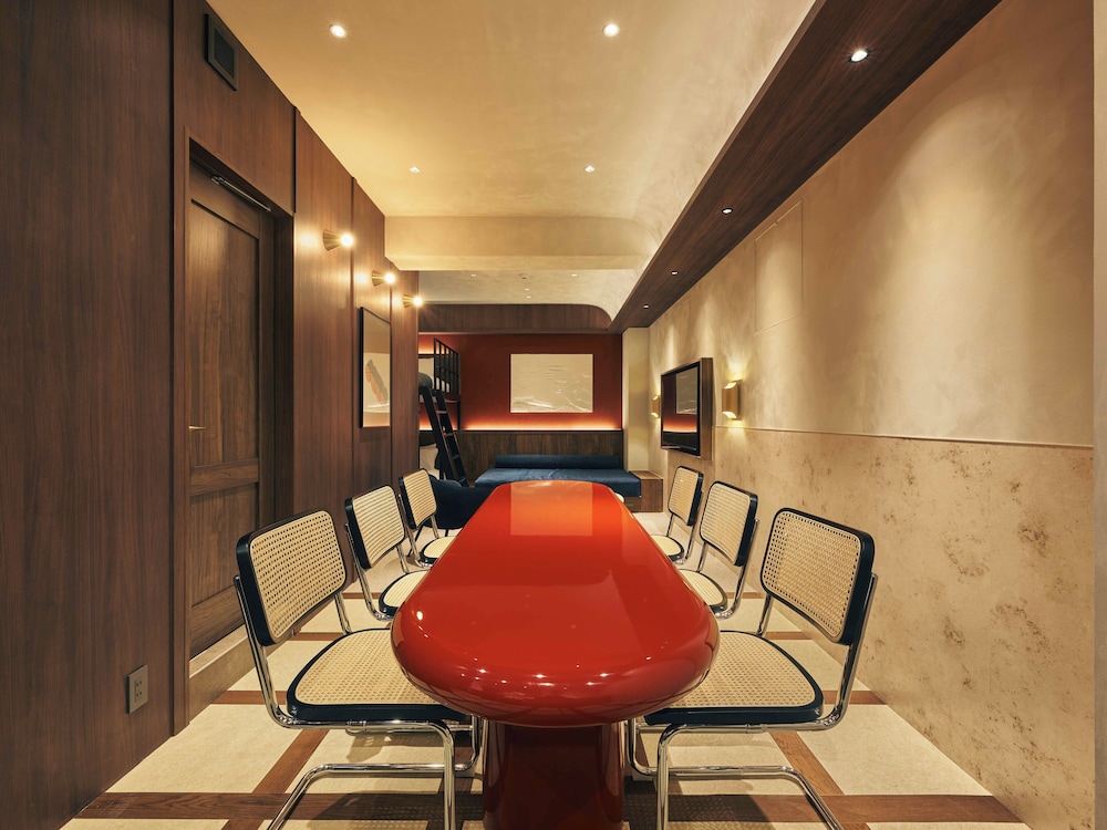 スーペリア スタジオスイート 客室内のダイニングエリア1 | illi Noa Hamamatsucho