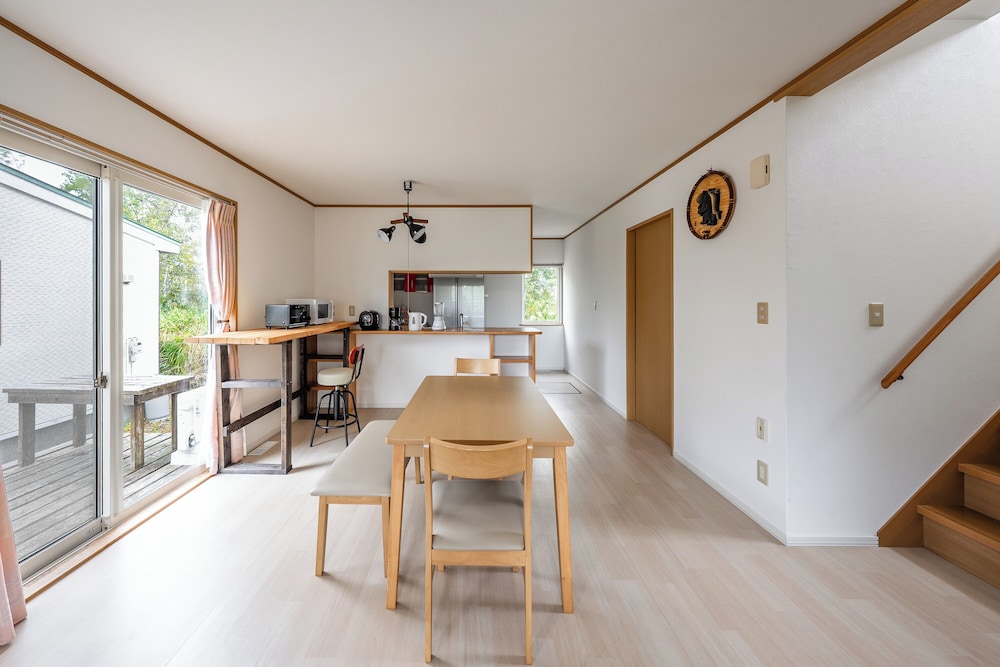 アパートメント 客室内のダイニングエリア6 | TOYA SERENITY STAY